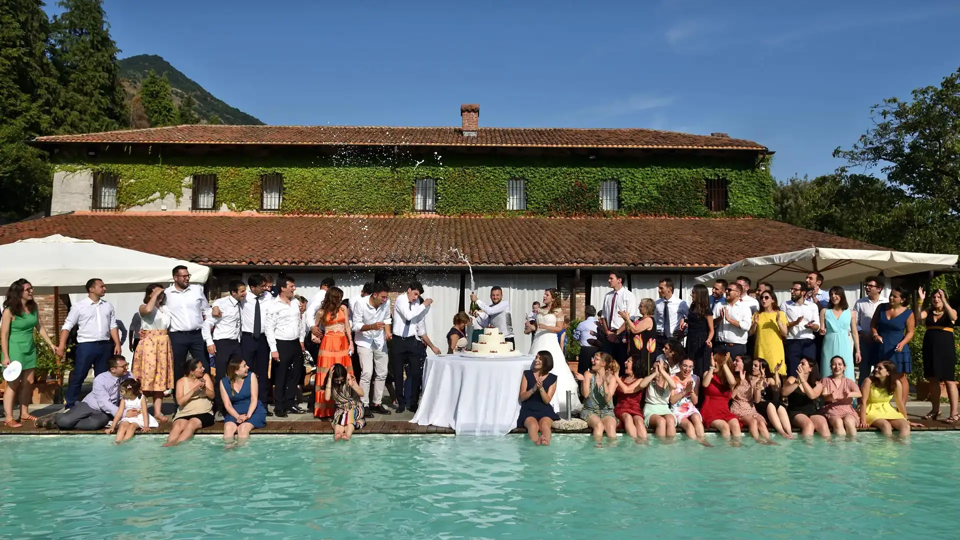 Reportage fotografico di matrimonio con gli invitati durante la cerimonia