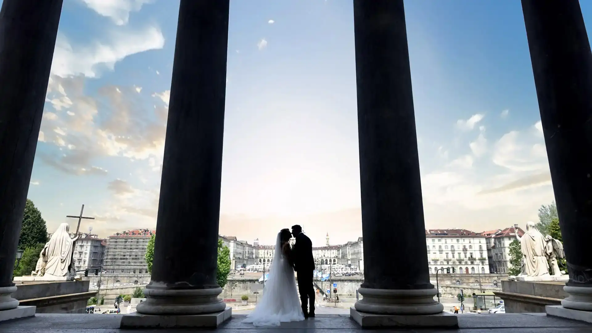 Sposa davanti alla Gran Madre di Torino durante il servizio fotografico