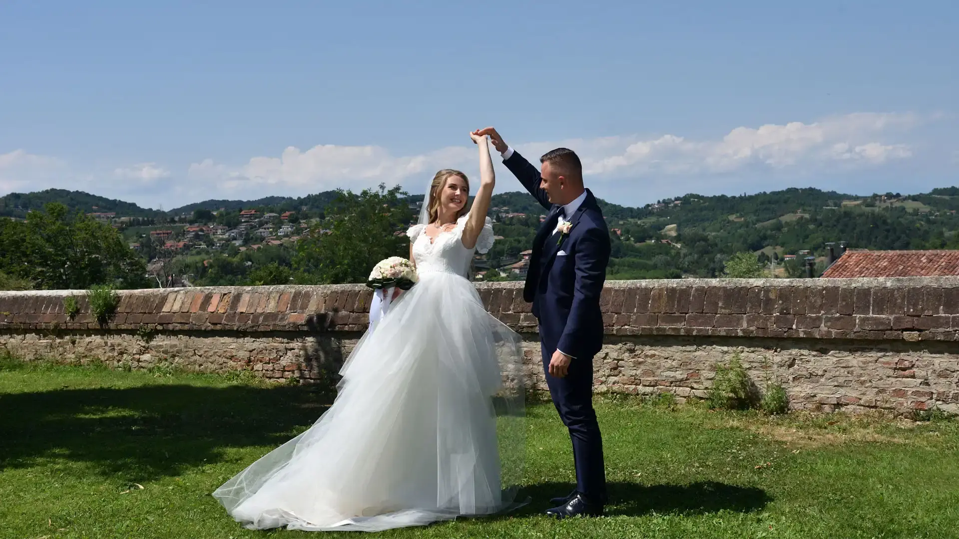 Sposi nel parco del Castello di Montaldo durante il matrimonio