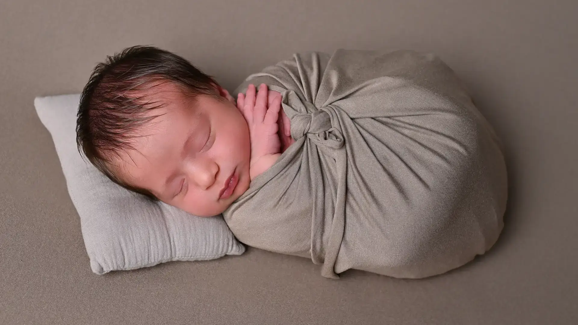 Neonato durante un servizio fotografico newborn in studio