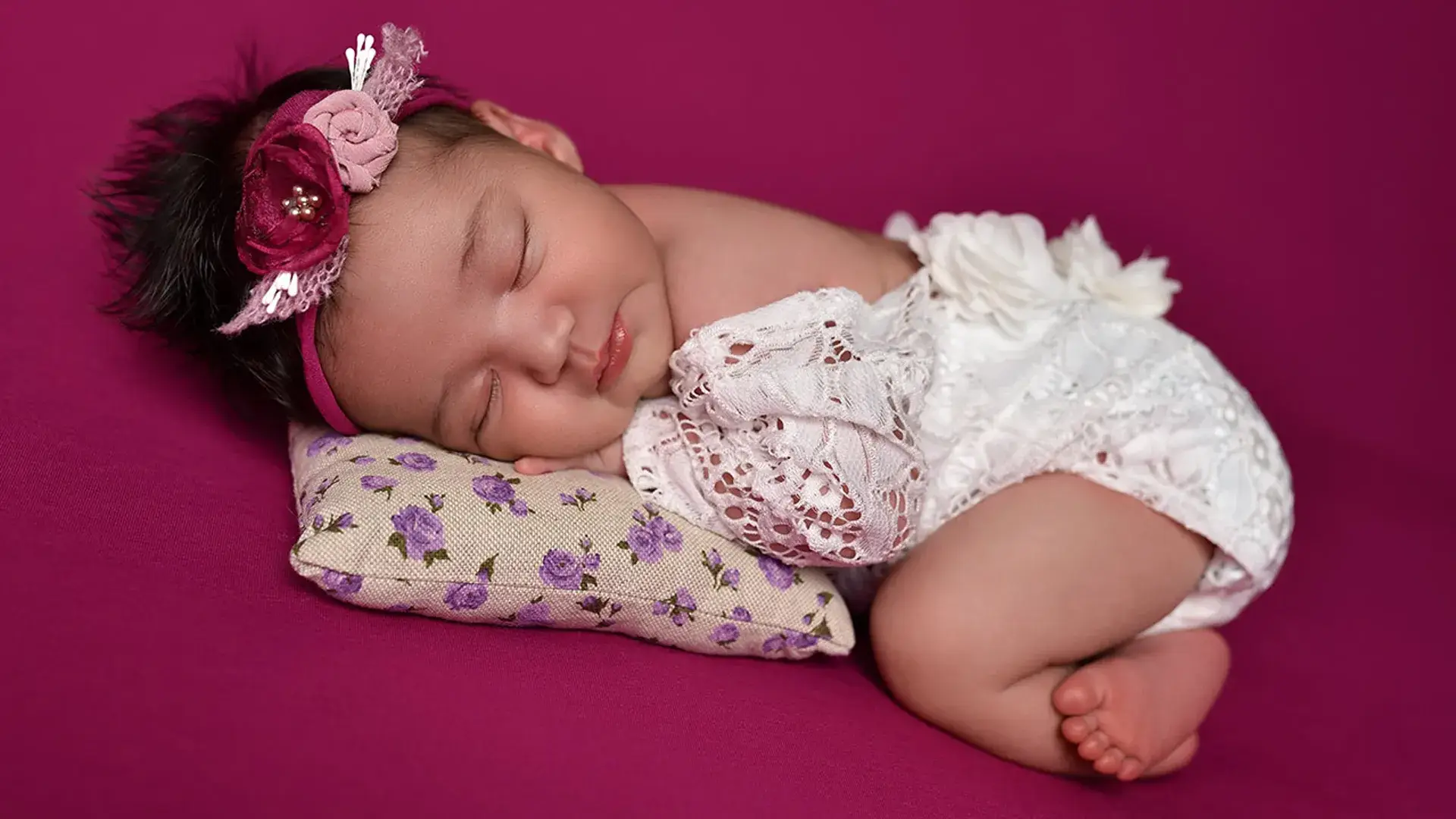 Neonato durante un servizio fotografico newborn
