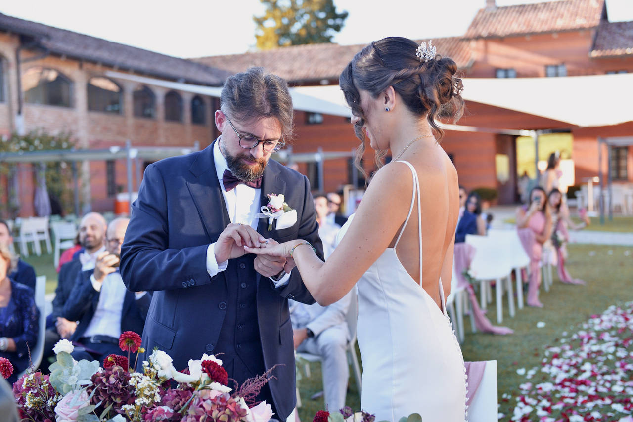 Scambio degli anelli durante il matrimonio civile alla Tenuta Carretta