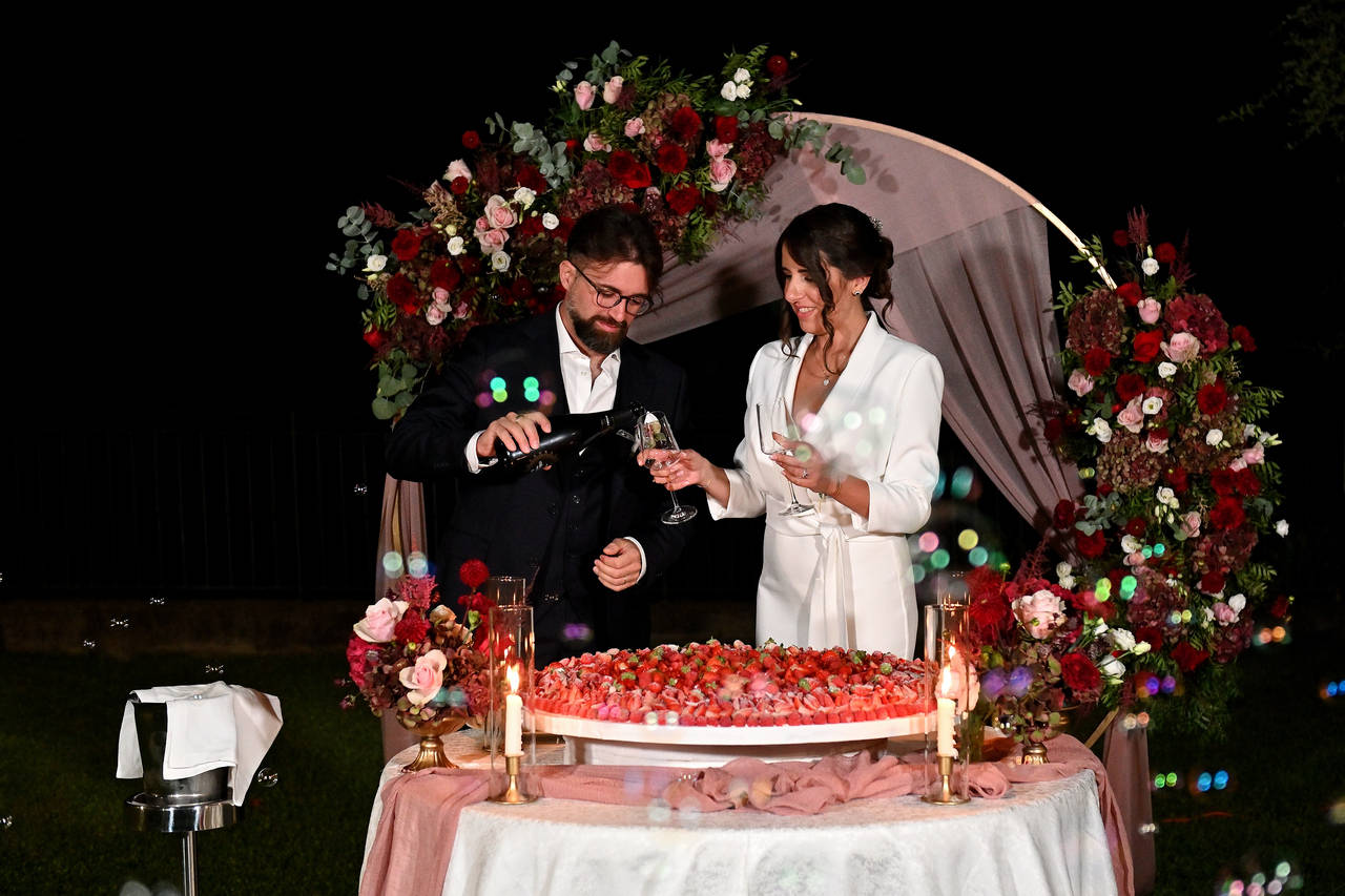Taglio della torta durante il matrimonio alla Tenuta Carretta a Piobesi d’Alba