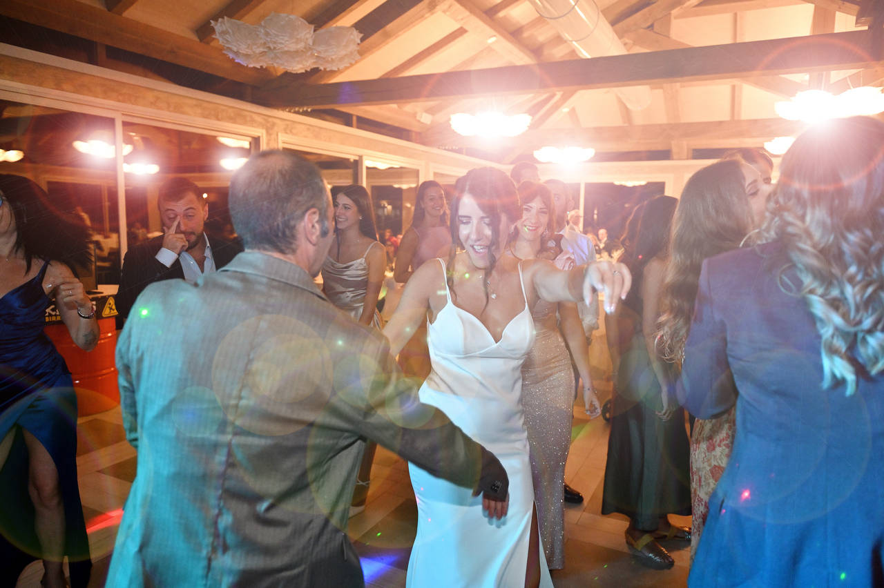 Momenti di festa durante il matrimonio alla Tenuta Carretta