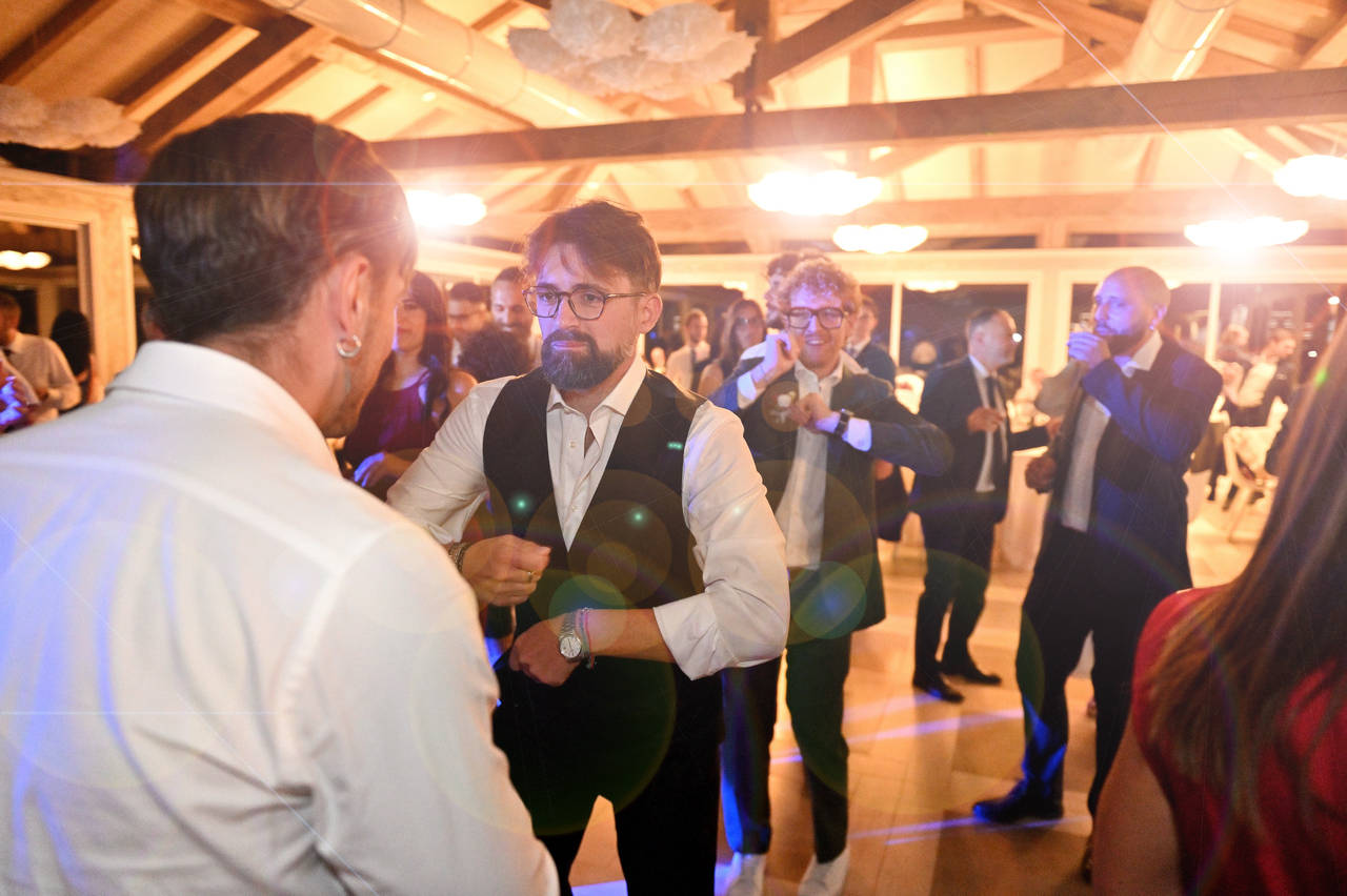 Momenti di festa durante il matrimonio alla Tenuta Carretta