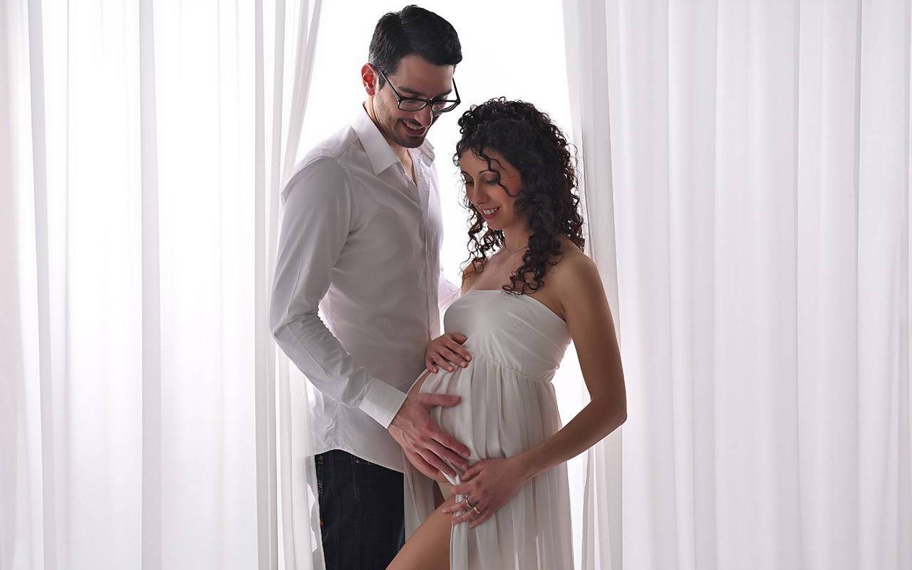 Coppia in attesa fotografata insieme durante il servizio maternity