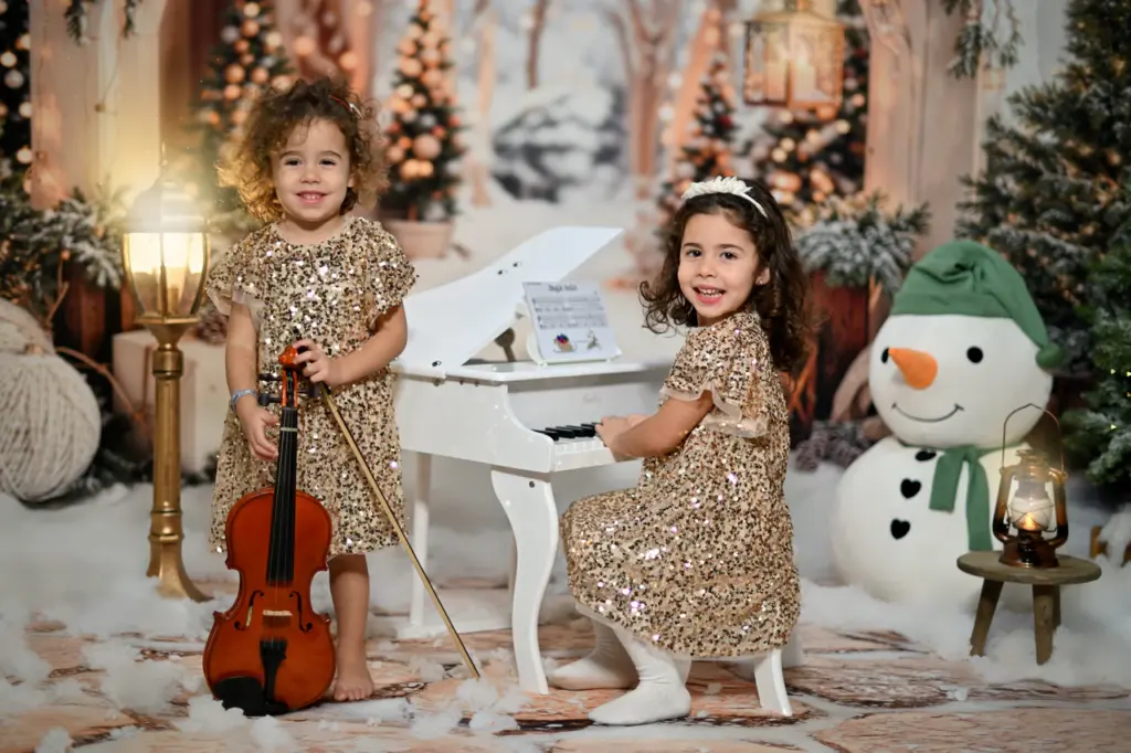 Due bambine nella scenografia di Natale durante un servizio fotografico a Torino