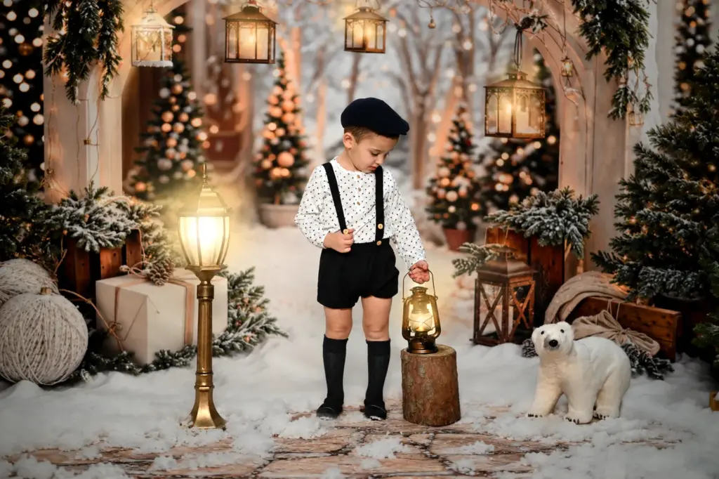 Bambino nella scenografia natalizia durante un servizio fotografico di Natale