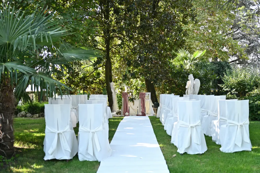 Allestimento della cerimonia per le nozze d'oro nel giardino del ristorante La Reggia a Torrazza Piemonte.