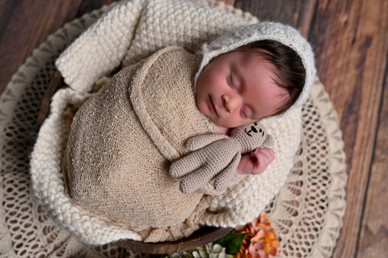 Neonato addormentato in una cesta